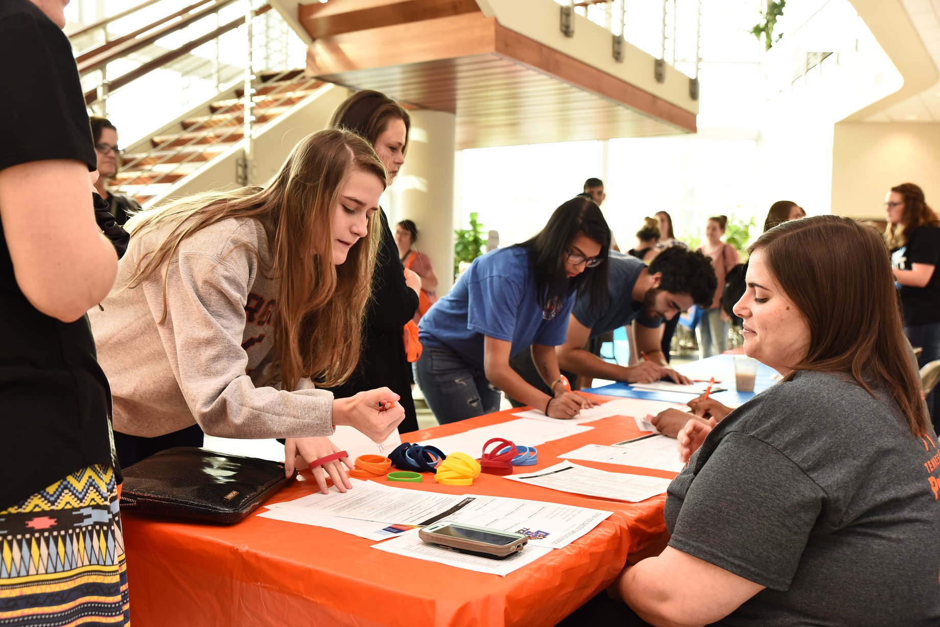  Students registering for events at orientation.